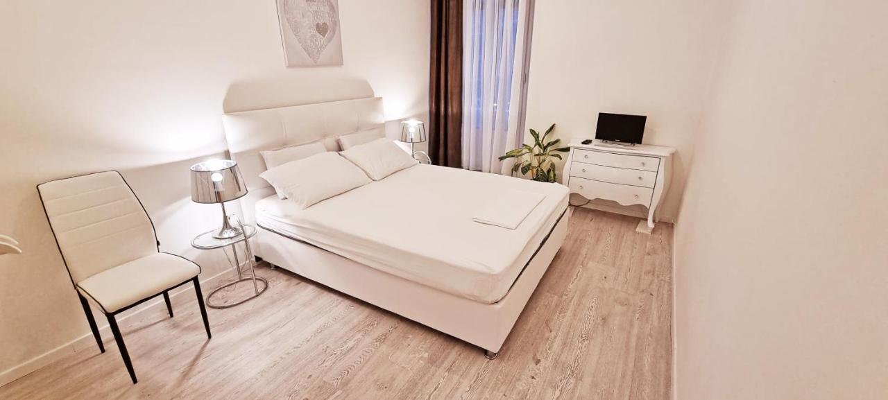 Casa Bianca - 2 Bedroom Design Apartment Trieste Exterior photo